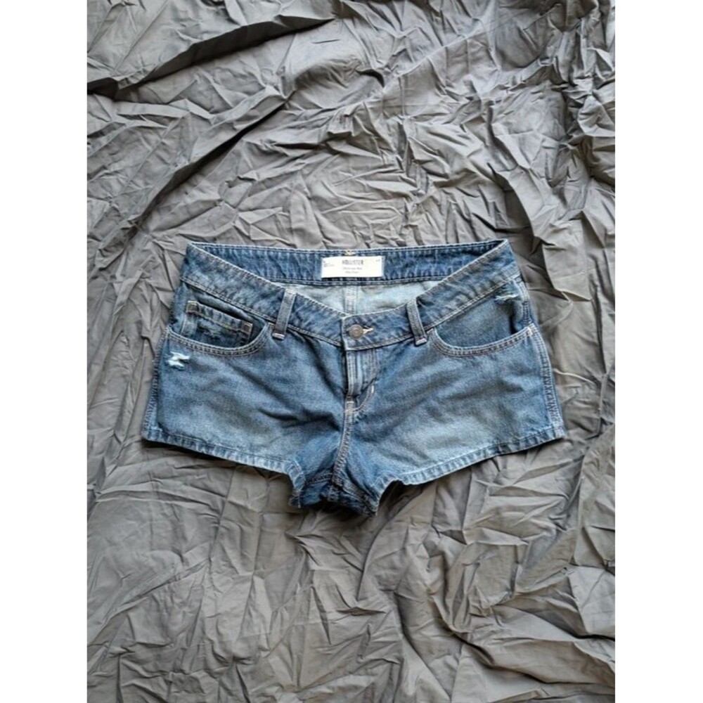 Hollister ultra low rise mini short
Size 6